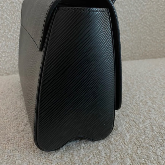 Authentic Louis Vuitton Twist MM Black Epi - Picture 5 of 13